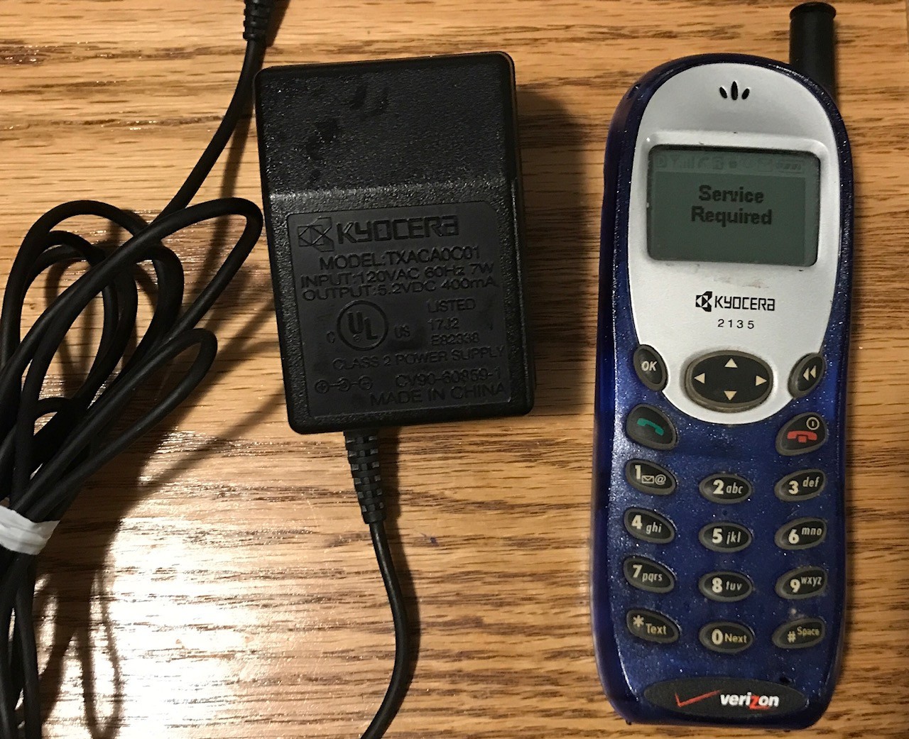 Vintage Kyocera 2135 candy bar Verizon CDMA phone. holds charge & powers on.