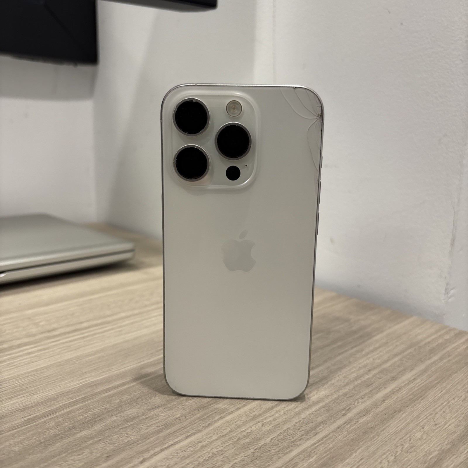 Apple iPhone 15 Pro 128GB White Titanium, Blacklist – Used READ