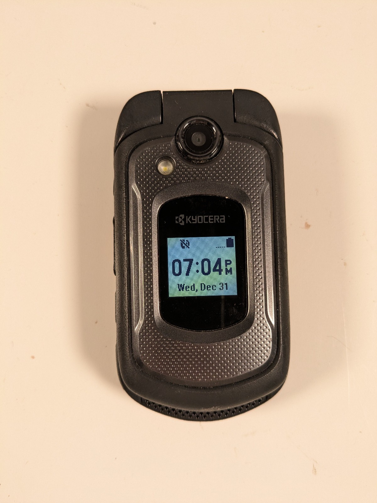 Kyocera DuraXE E4710 Rugged Flip Cell Phone Powers On