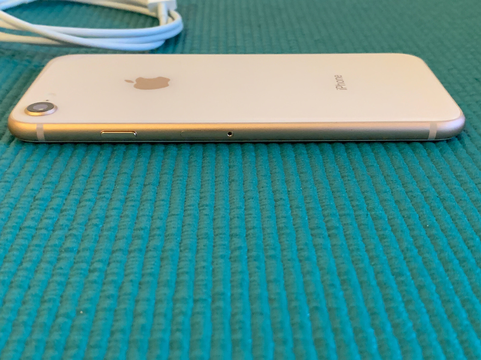 Apple iPhone 8 – 64GB – Gold unlocked A1863 (CDMA + GSM)