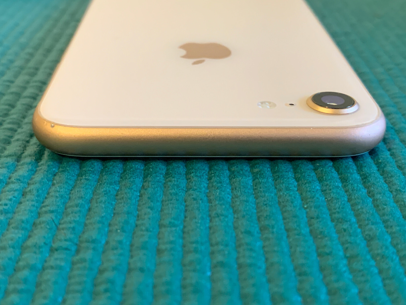Apple iPhone 8 – 64GB – Gold unlocked A1863 (CDMA + GSM)