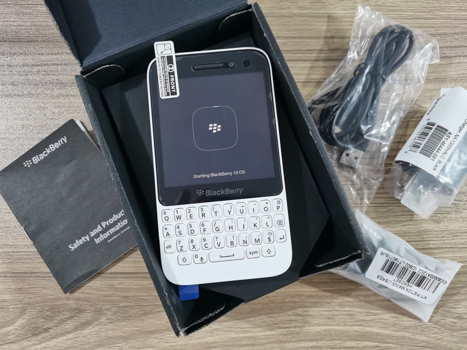 BlackBerry Q5 Unlocked 4G LTE WiFi 8GB 5MP Keyboard Smartphone Tested