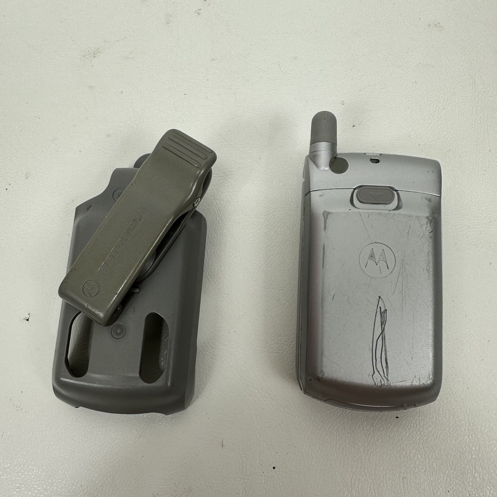 Motorola T series T720 Silver Cellular Phone Cingular/AT&T With Holster