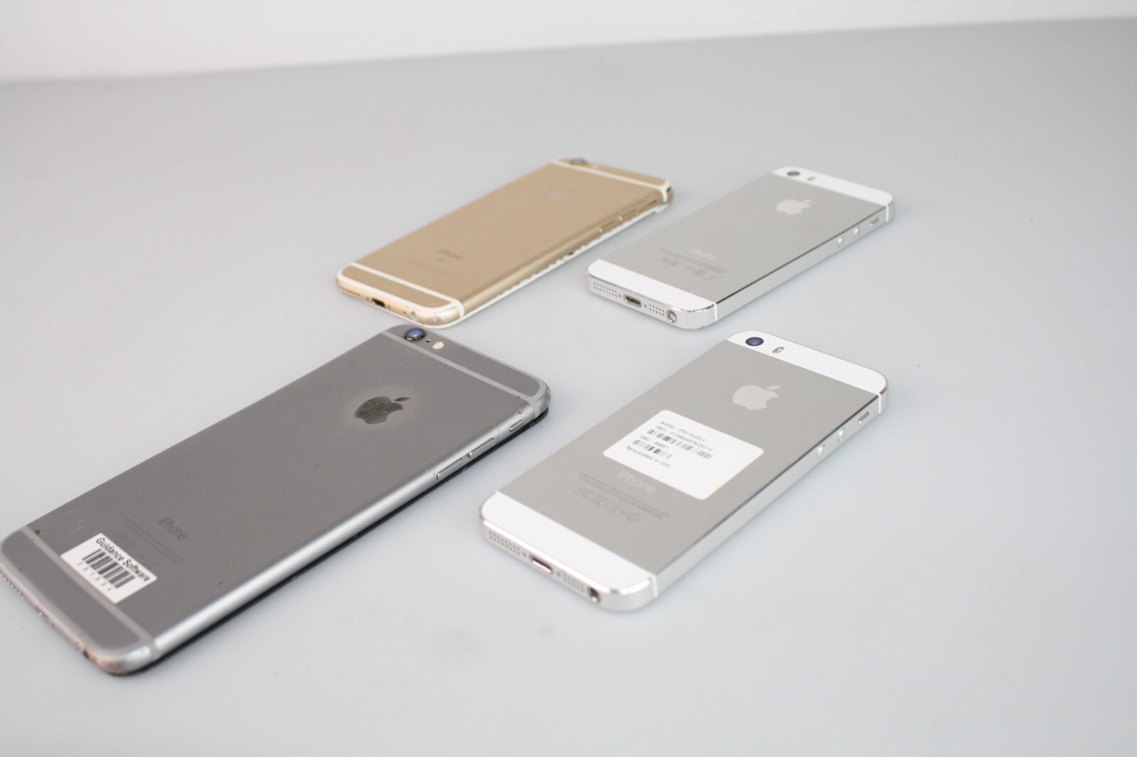 Lot of (4) iPhones A1633, A1522, A1533 – *FOR PARTS OR REPAIR*