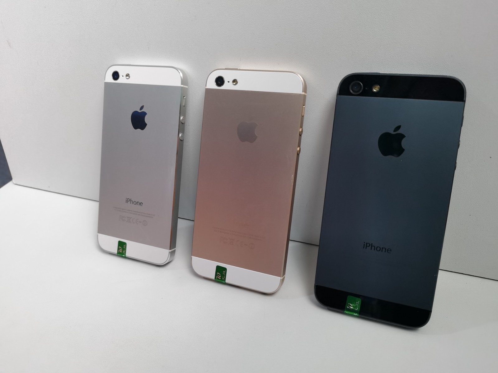 Apple iPhone 5 – Unlocked 16 GB 32 GB – Black Silver Gold iOS 10 Good Condition