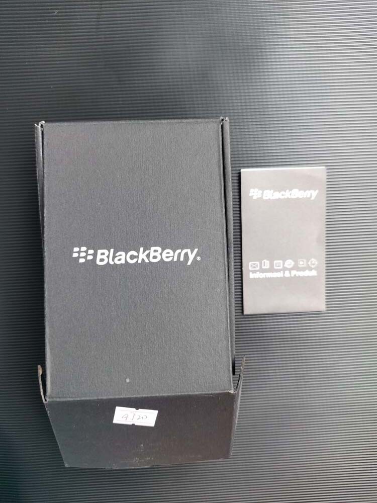 BlackBerry 9720 Unlocked 3G 5MP LED flash Keyboard Smartphone Good Condition