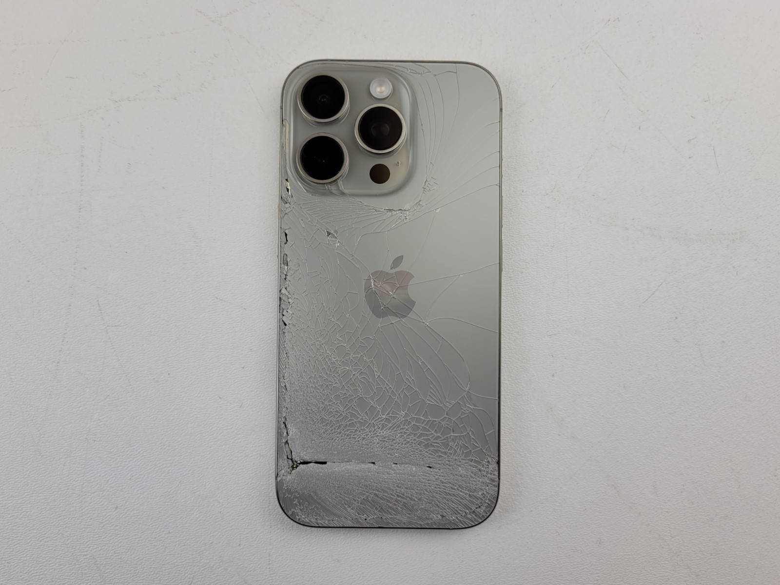 Apple iPhone 16 Pro (A3083) 128GB – Natural Titanium (Unlocked) – *DISPLAY SPOT*