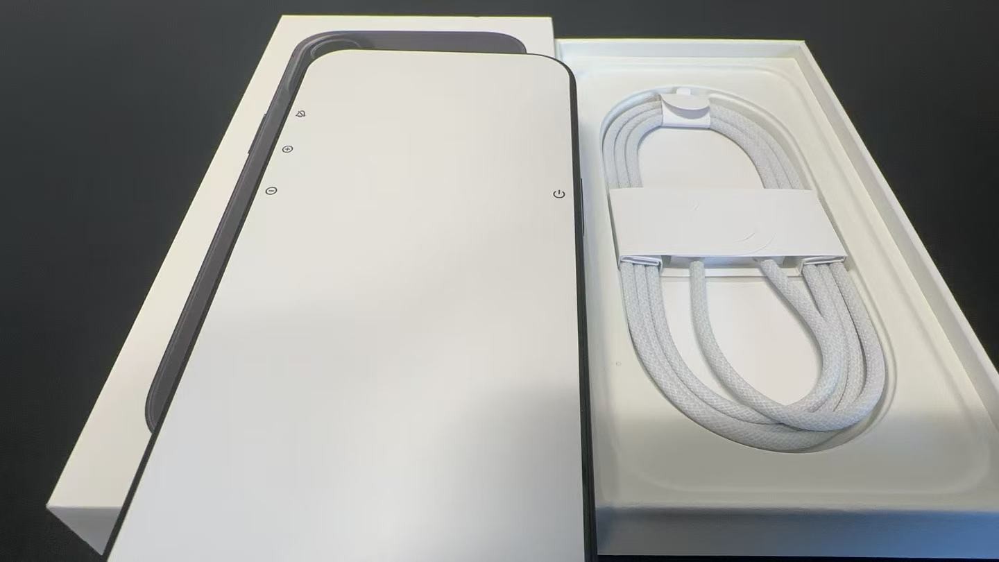 New Open Box Apple iPhone 16 128GB Black (AT&T Cricket ONLY) (100% Battery)