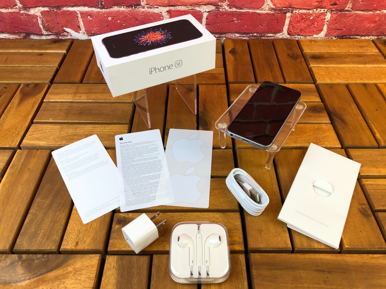 Complete – APPLE IPHONE SE SPACE GRAY A1662 w/ New EarPods SCREEN LOCKED – READ