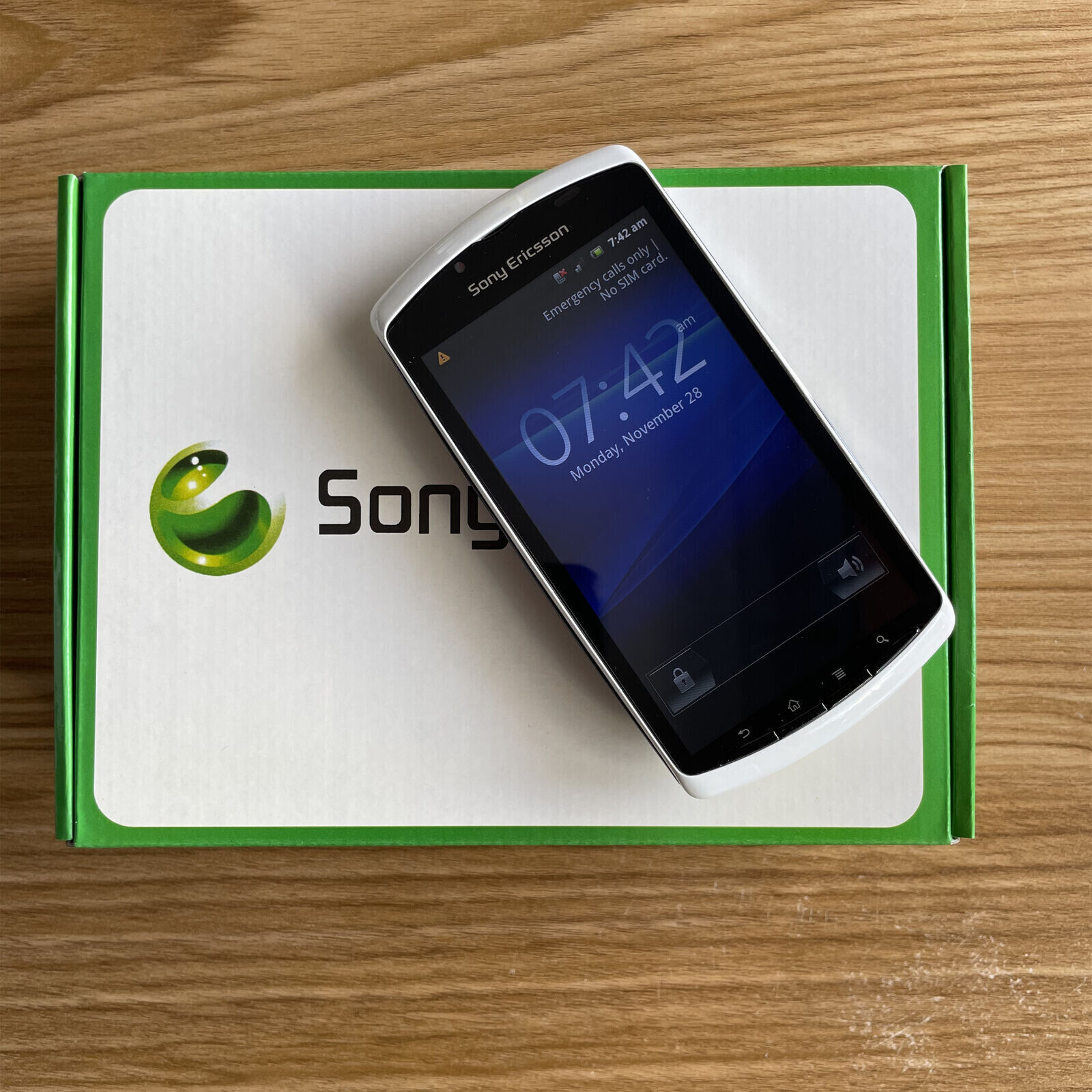 Sony Ericsson XPERIA PLAY R800i Black White Android Game GSM Unlocked Smartphone