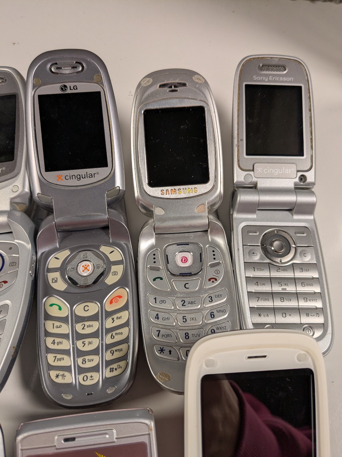 Lot (9) Flip Cell Phones LG PM225 CG300 C2000 Samsung Doro 618 Sanyo Ericcson