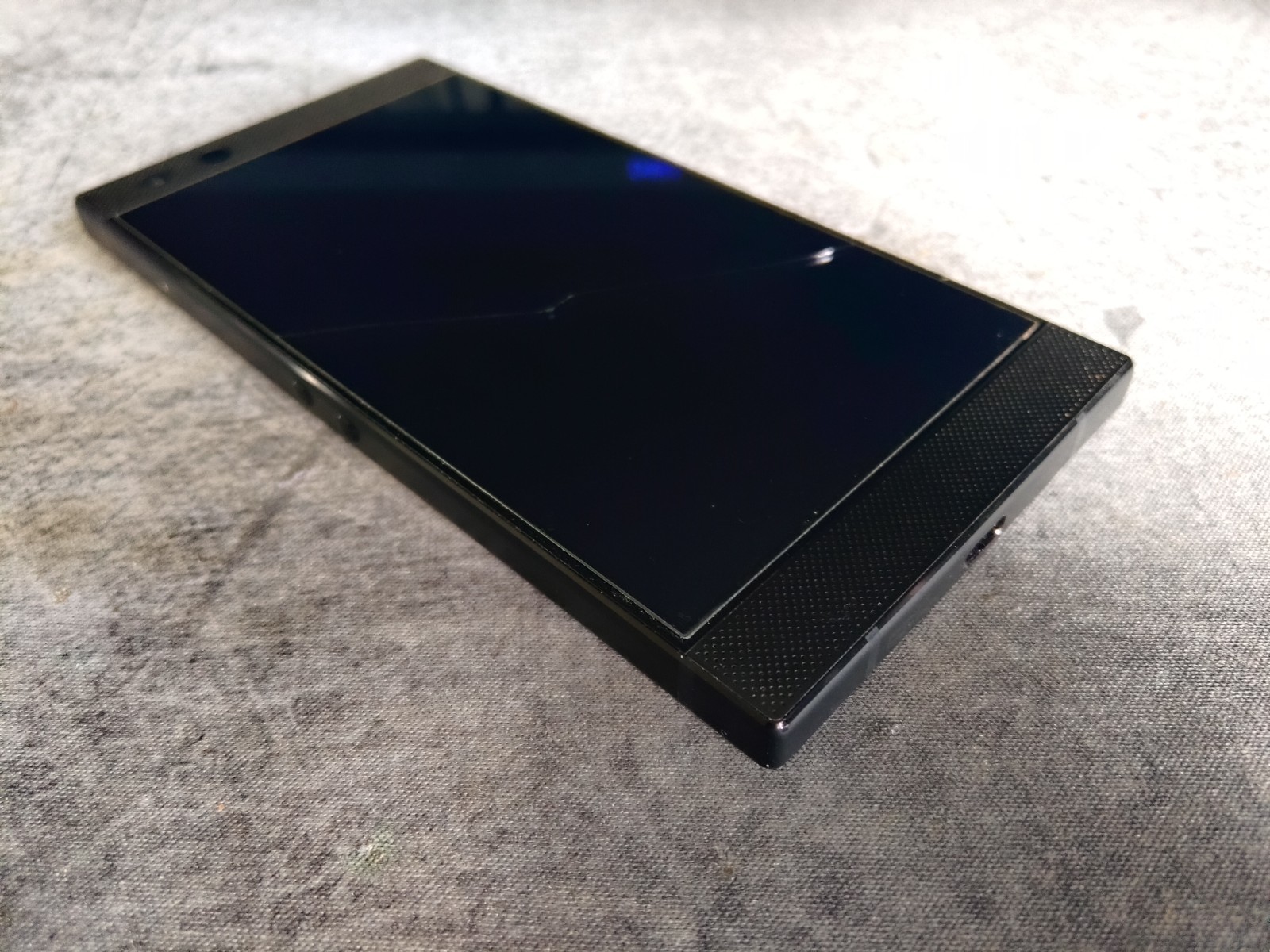 MINT Unlocked Lineage OS Razer Phone 2 – 64GB – 8GB RAM – 120Hz LCD – 2.8Ghz CPU