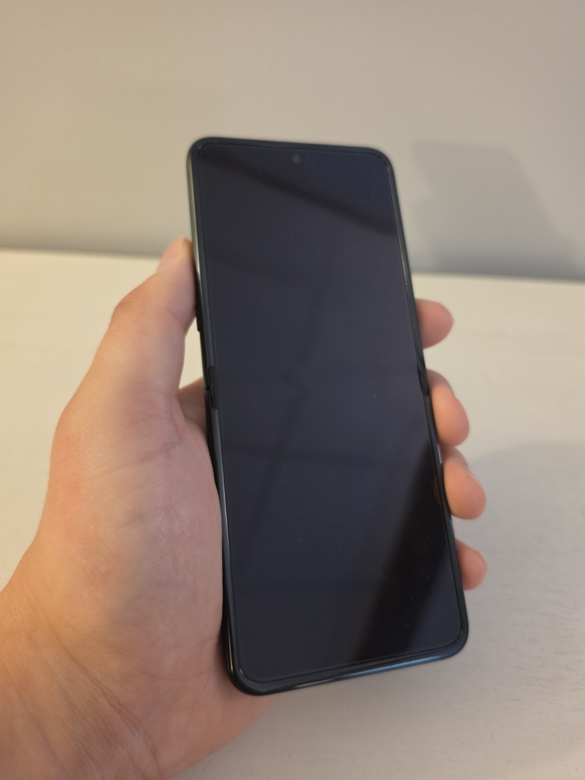 Motorola Razr Ultra 2025 – 16/512GB – NO CELLULAR DATA – READ DESCRIPTION
