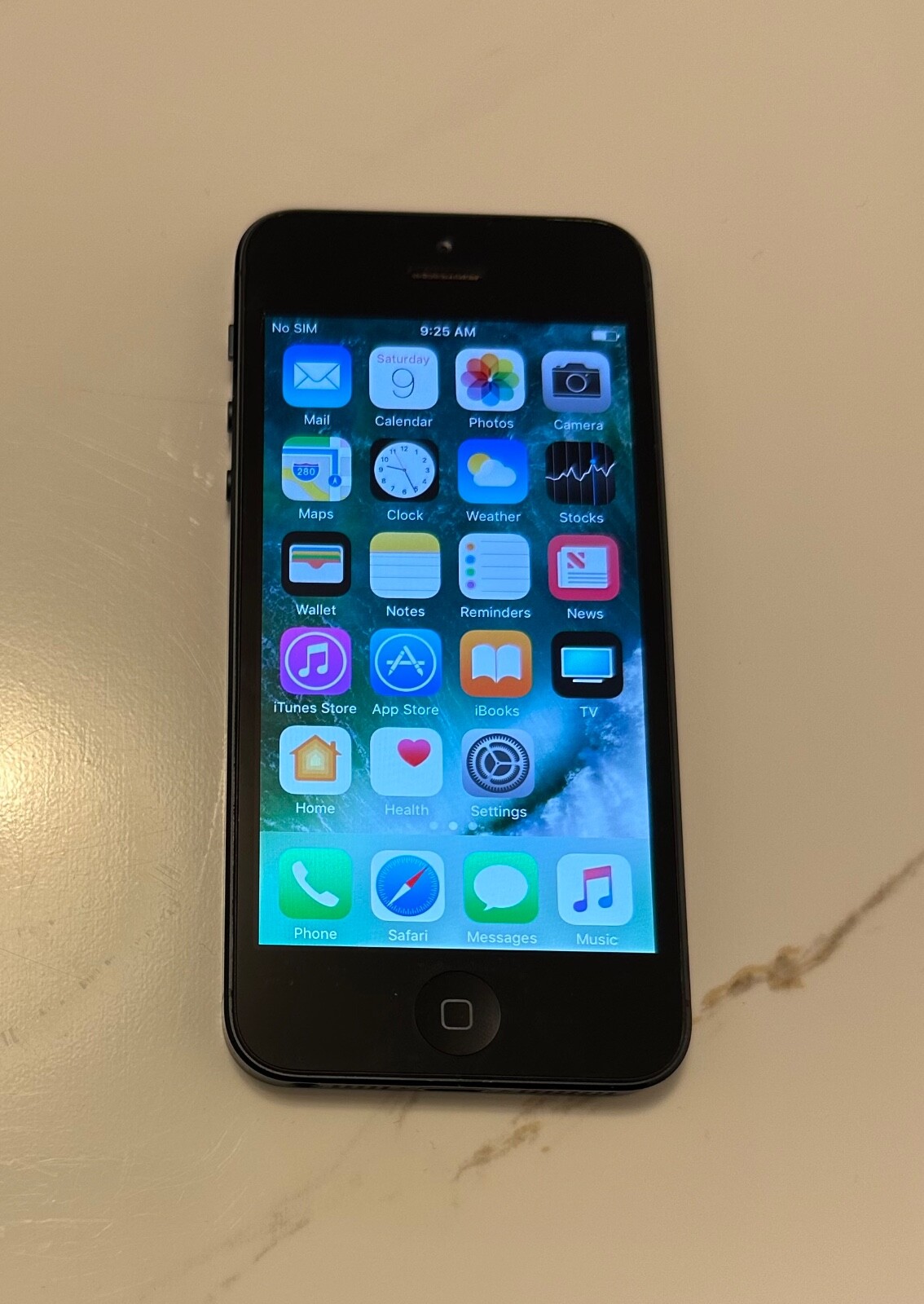 Apple iPhone 5 – 16GB, 32GB, 64GB – Black & White Unlocked/AT&T/T-Mobile A1429