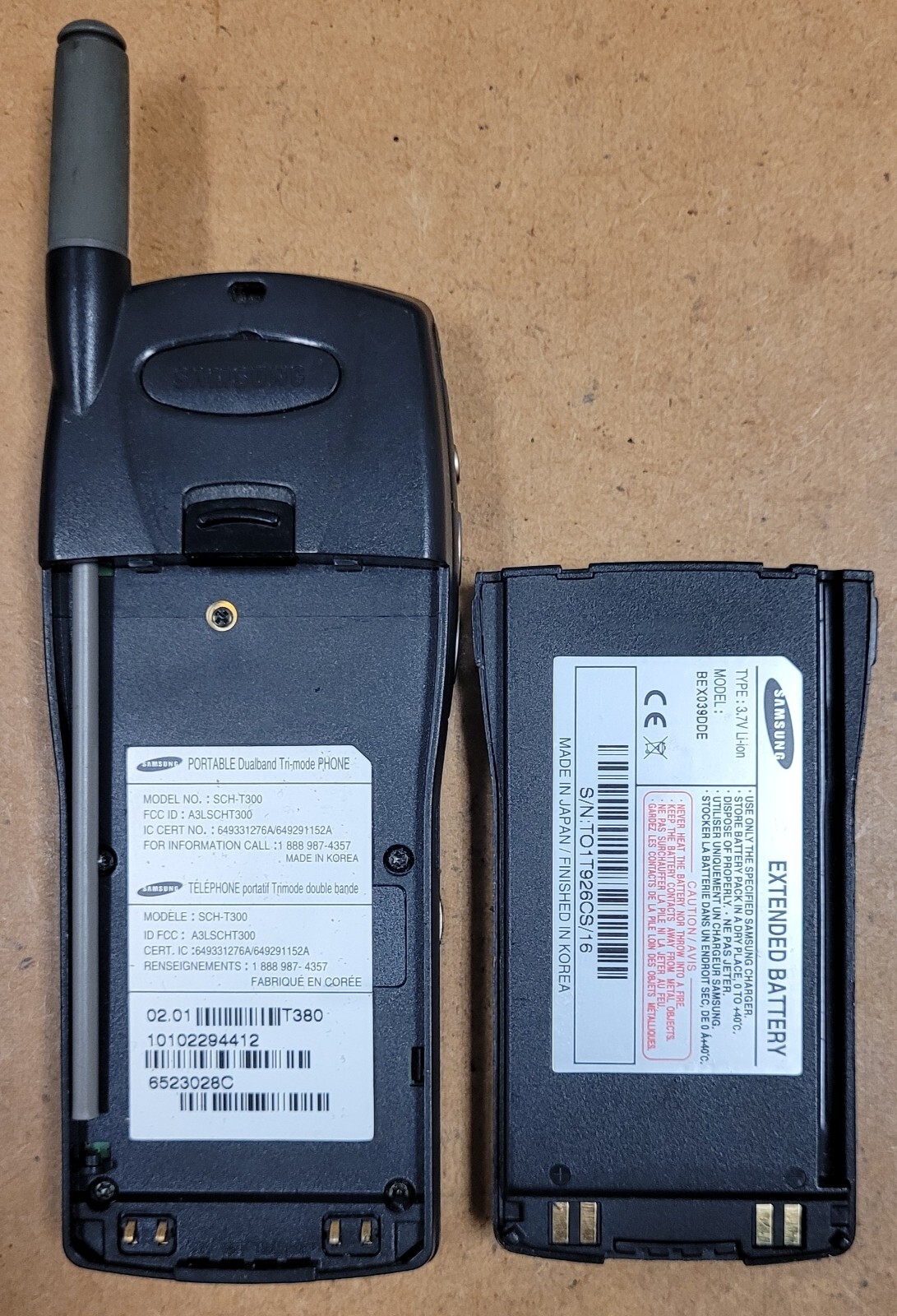 Samsung SCH-T300 – Gray and Black ( Telus ) Super Rare Cellular CDMA Phone