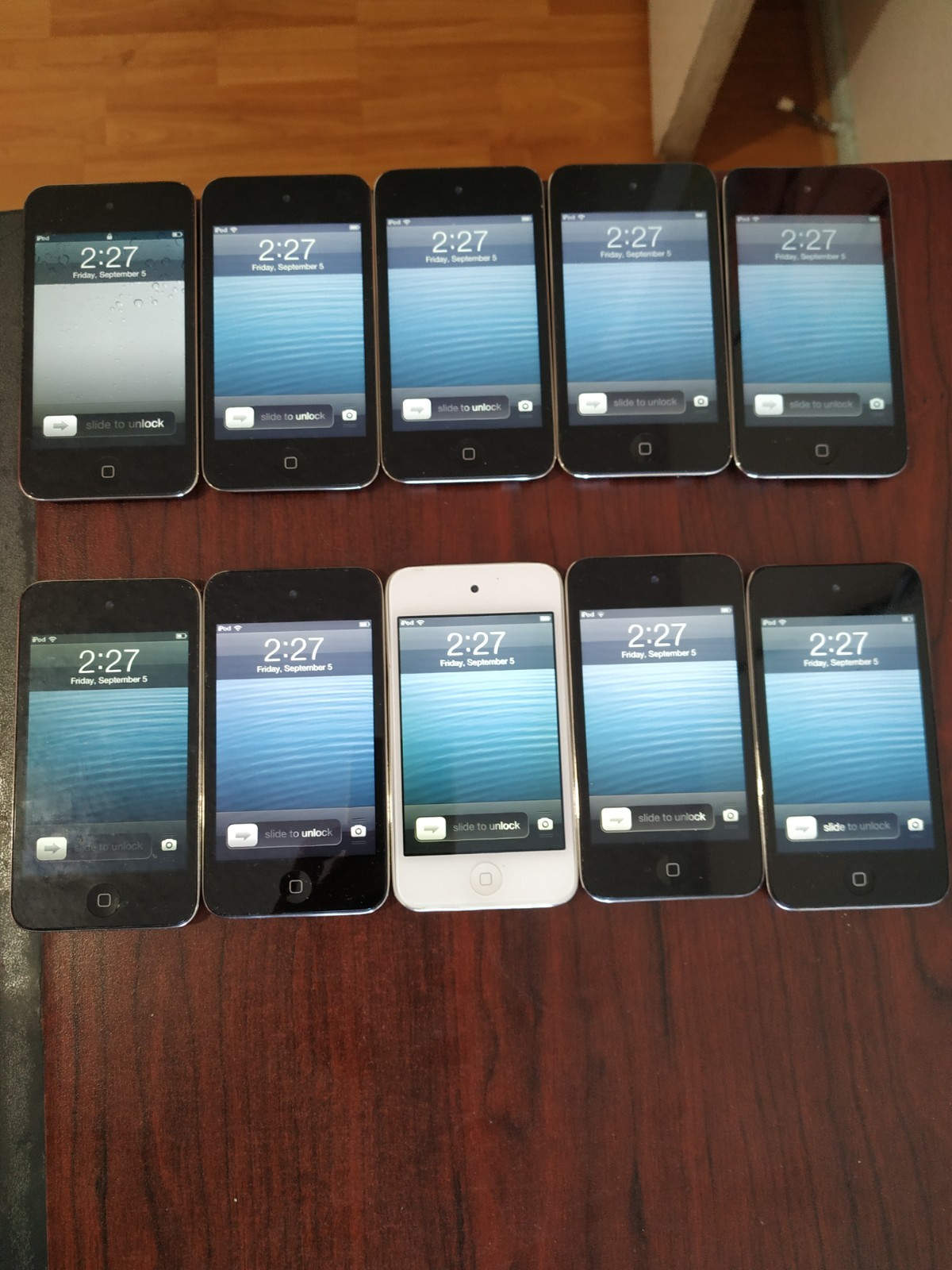 Lot of 10 Apple iPod Touch 4th Generation 32GB (7pc) / 16GB (3pc)