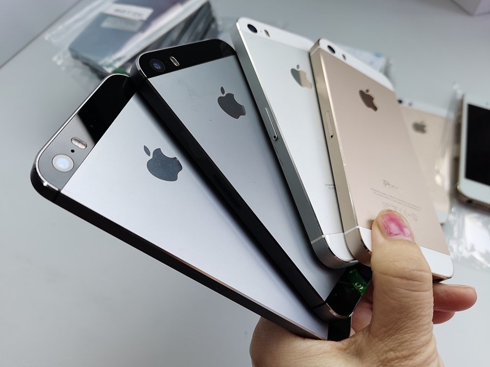 Apple iPhone 5s (Unlocked) 16GB/32GB/64GB Random color