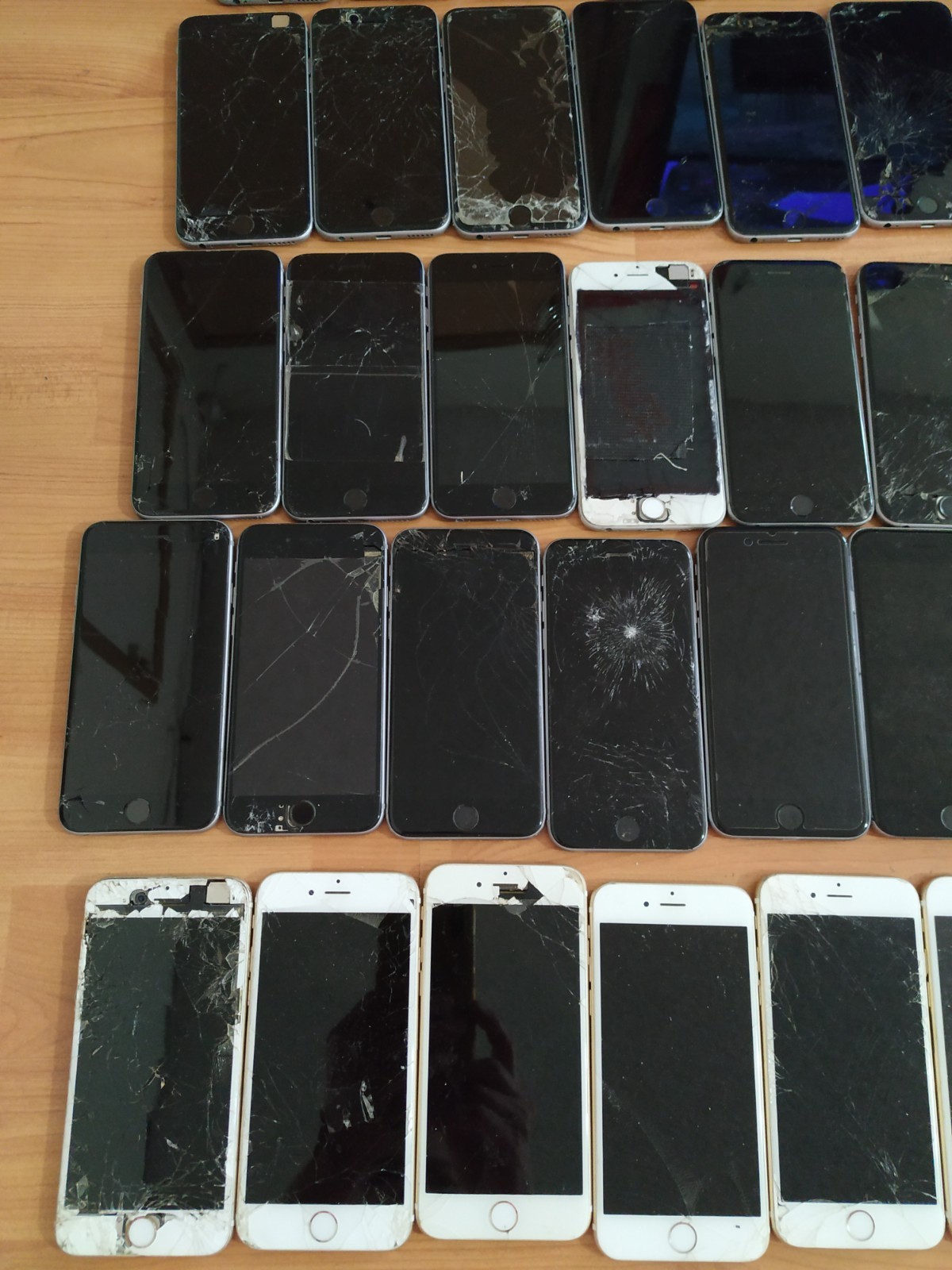 Lot of 60 Apple iPhone 6 or 6s 16GB or 32GB for parts