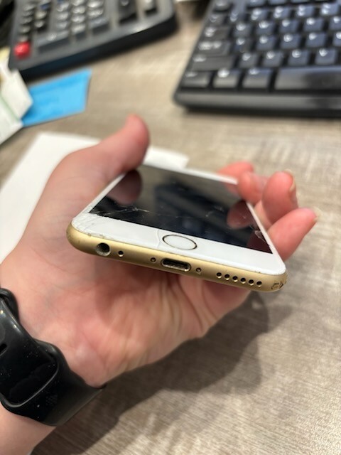 Apple iPhone 6s – 32GB – Gold (Verizon) A1688 (CDMA + GSM)
