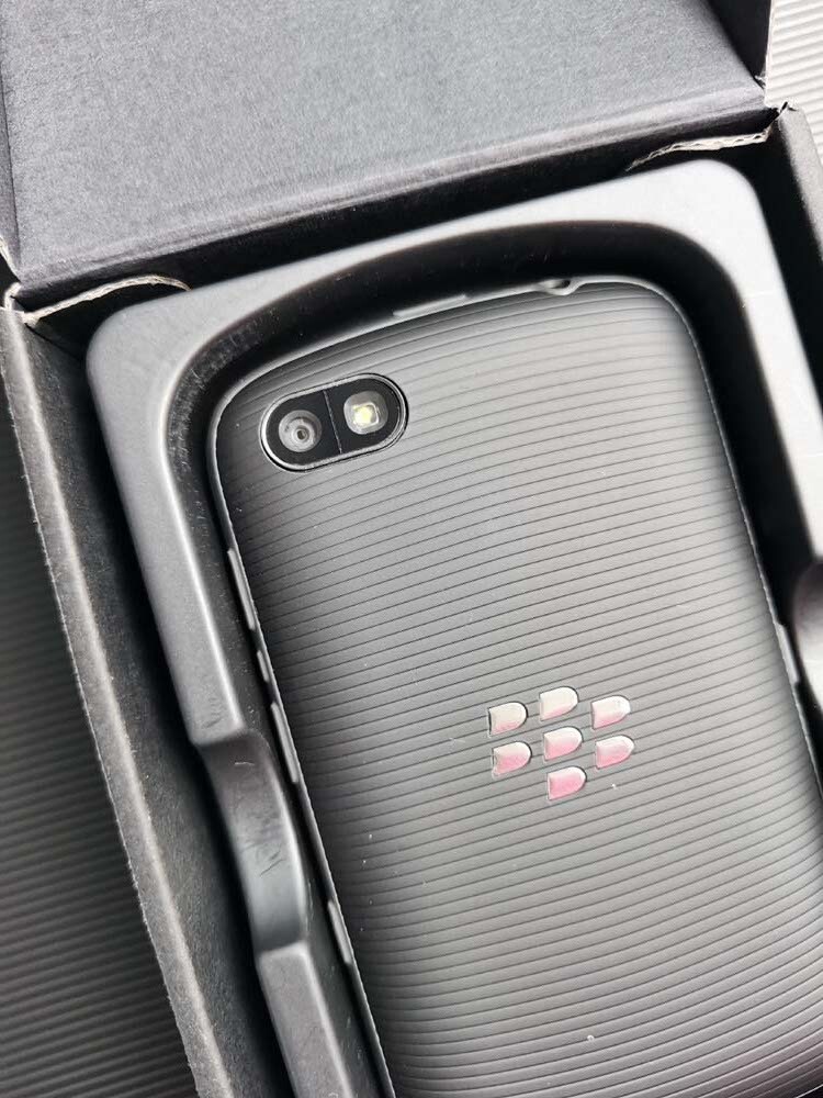 BlackBerry 9720 Unlocked 3G 5MP LED flash Keyboard Smartphone Good Condition