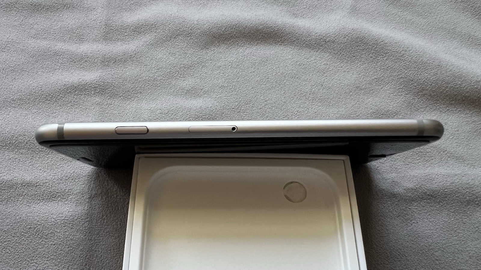 Apple iPhone 6s 64GB Space Gray A1688 – 85% Battery – Factory Unlocked w Box