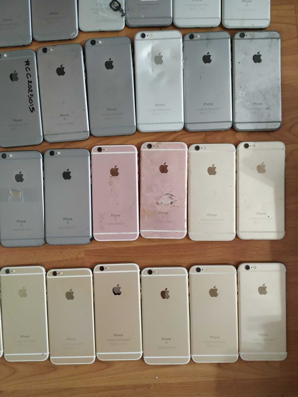 Lot of 60 Apple iPhone 6 or 6s 16GB or 32GB for parts