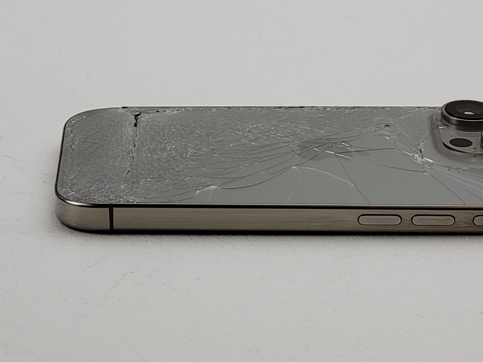 Apple iPhone 16 Pro (A3083) 128GB – Natural Titanium (Unlocked) – *DISPLAY SPOT*