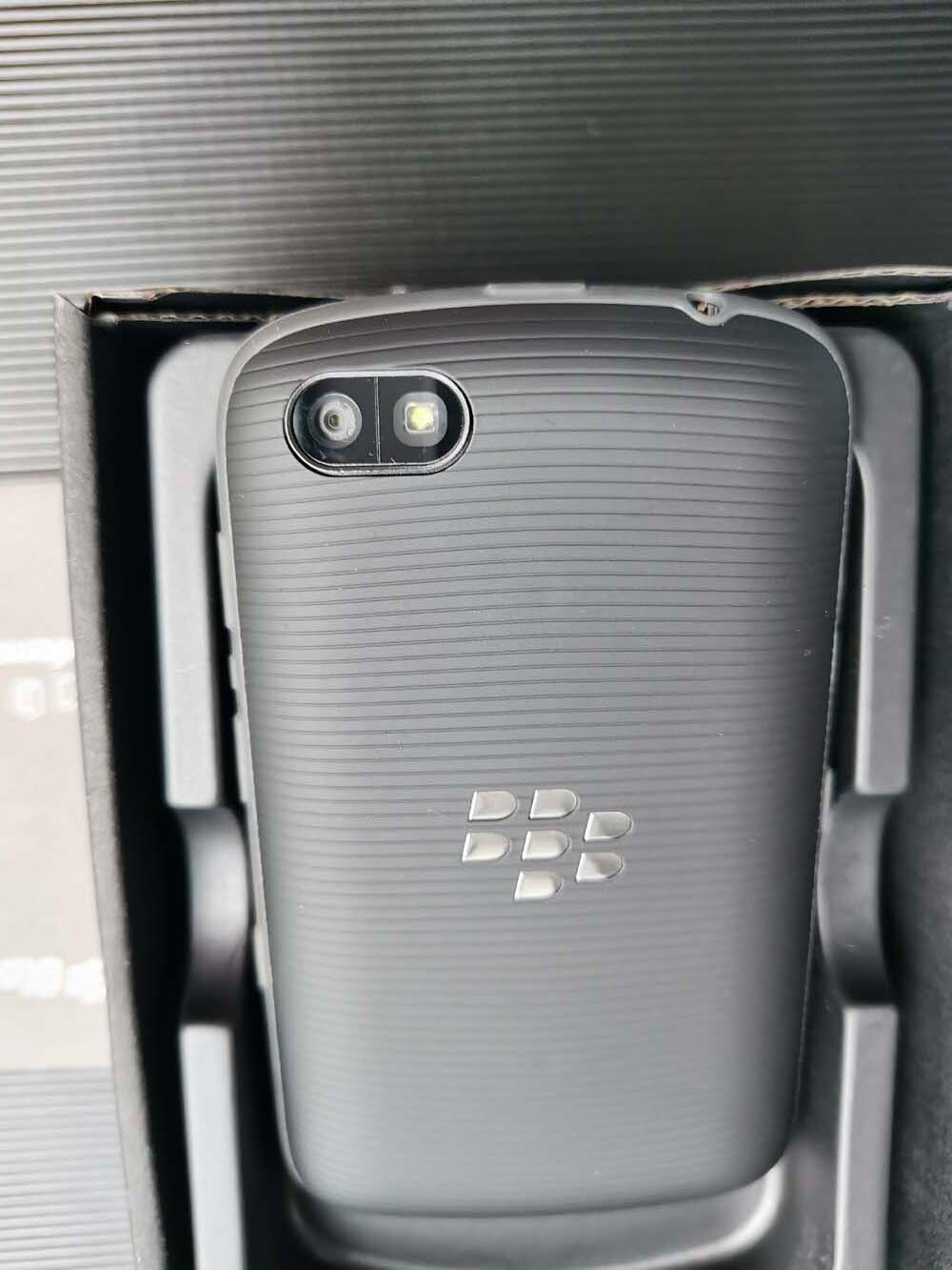 BlackBerry 9720 Unlocked 3G 5MP LED flash Keyboard Smartphone Good Condition