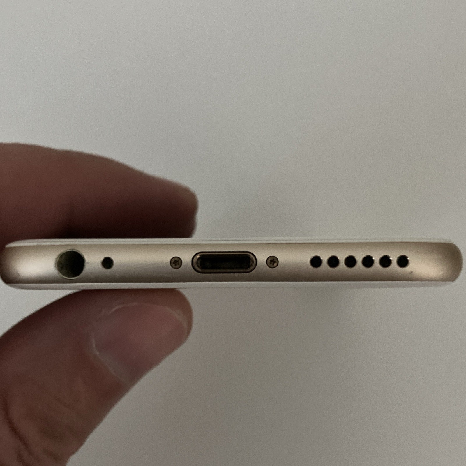 Apple iPhone 6 16GB Gold Unlocked iOS 4.7in GSM 4G Wi-Fi Bluetooth