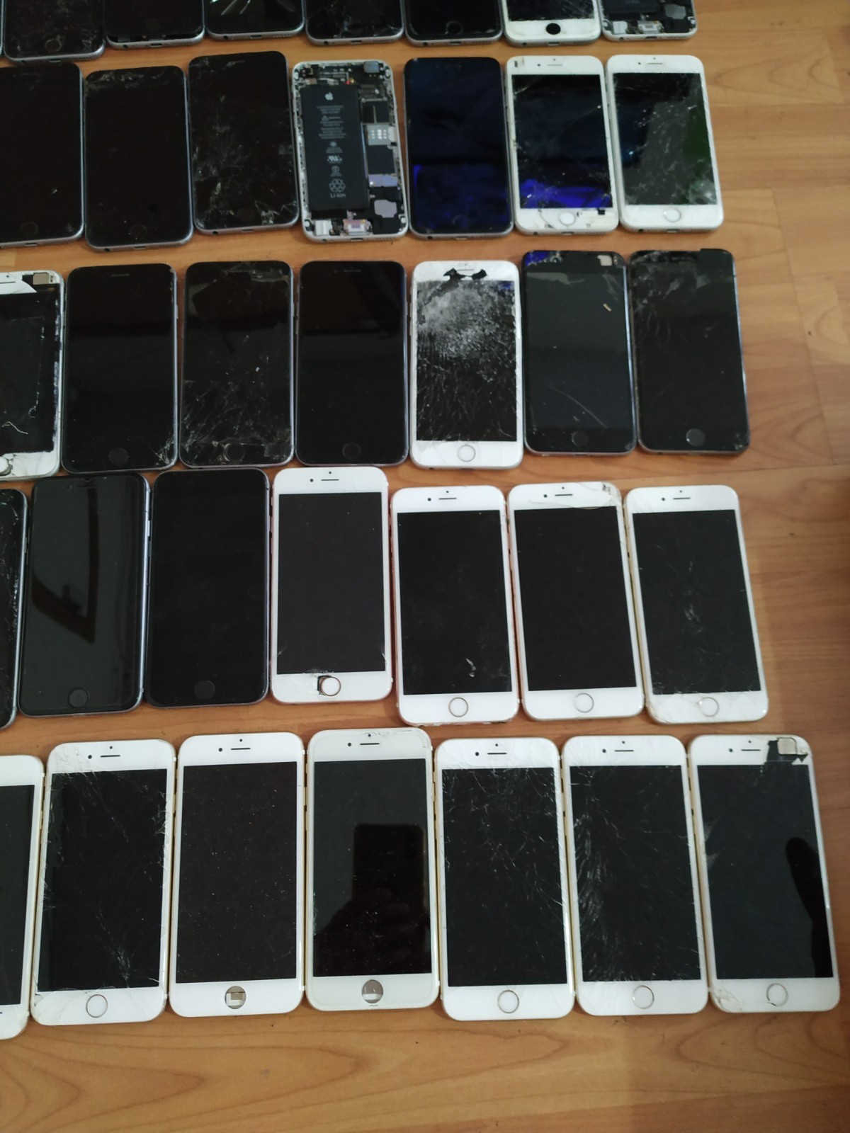 Lot of 60 Apple iPhone 6 or 6s 16GB or 32GB for parts