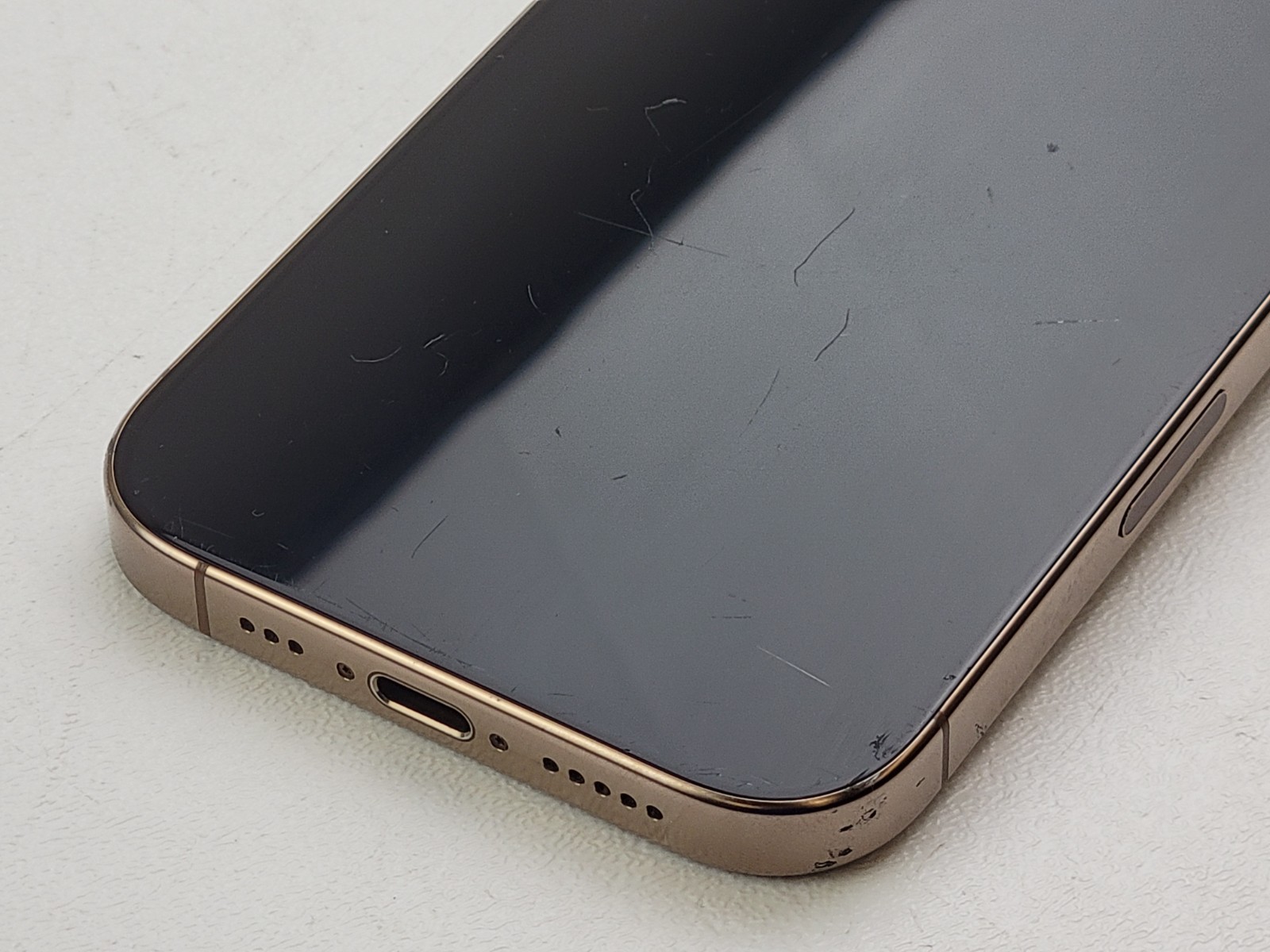 Apple iPhone 16 Pro (A3083) 128GB – Desert Titanium (Unlocked) – *DISPLAY SPOT*