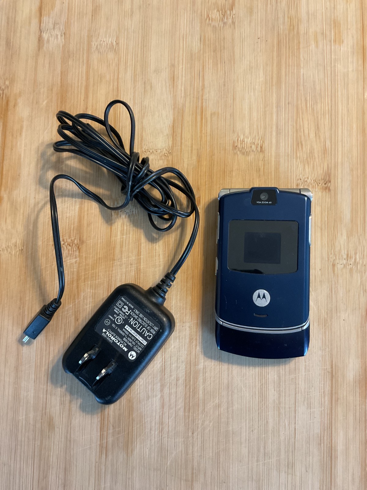 Motorola RAZR V3 dark blue unlocked flip cell phone GSM screen clear & bright