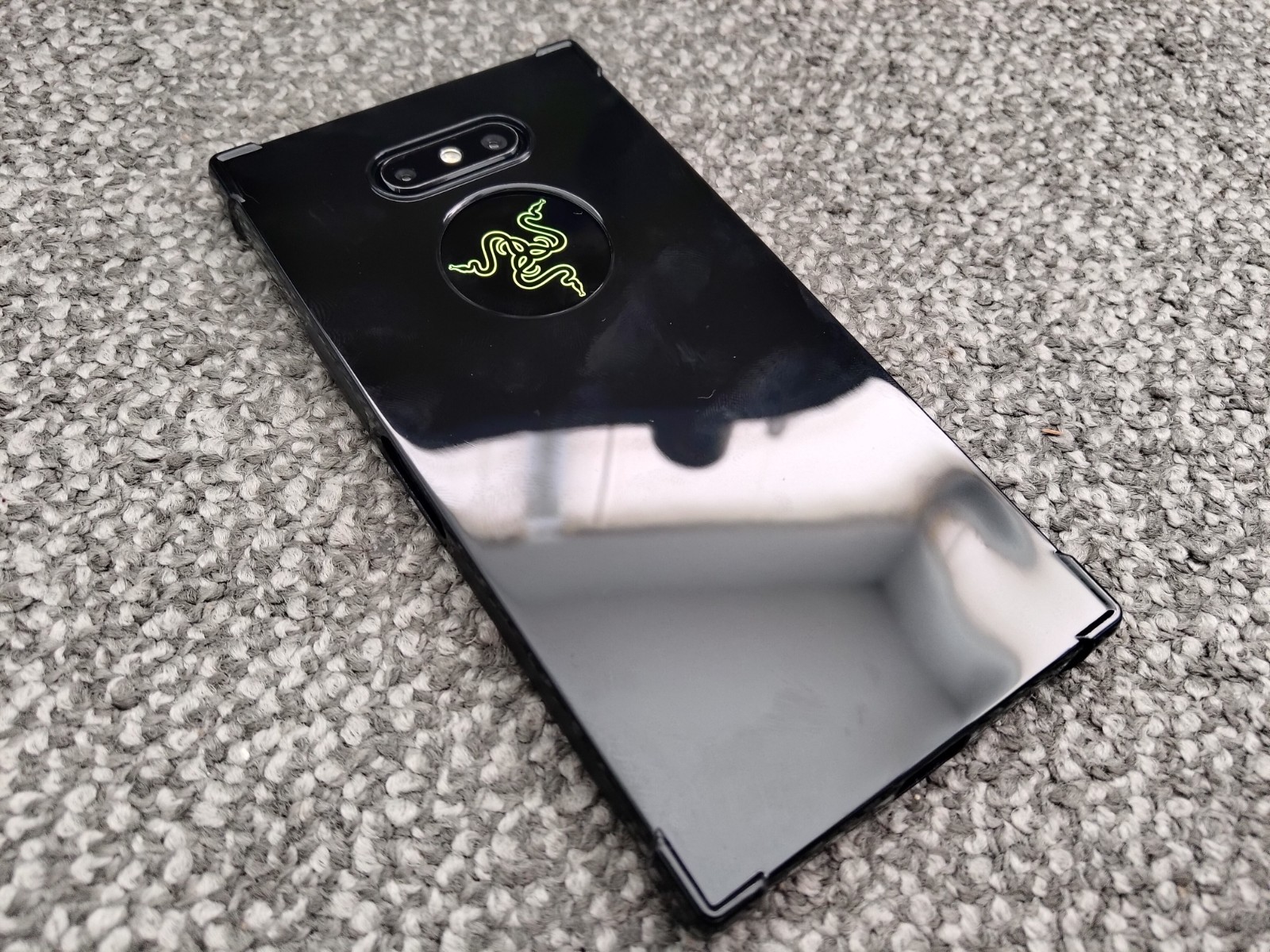 MINT Unlocked Lineage OS Razer Phone 2 – 64GB – 8GB RAM – 120Hz LCD – 2.8Ghz CPU