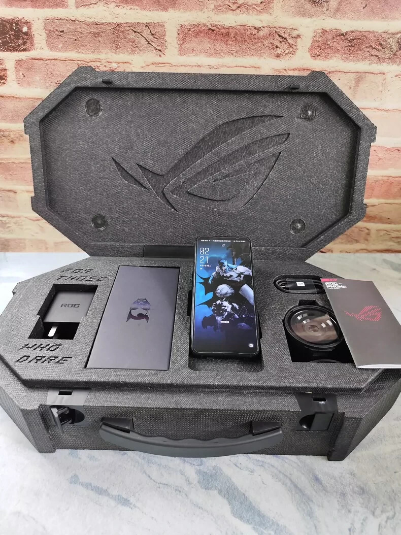 “Batman ” Asus ROG Phone 6 12+256GB Unlocked Gaming Phone
