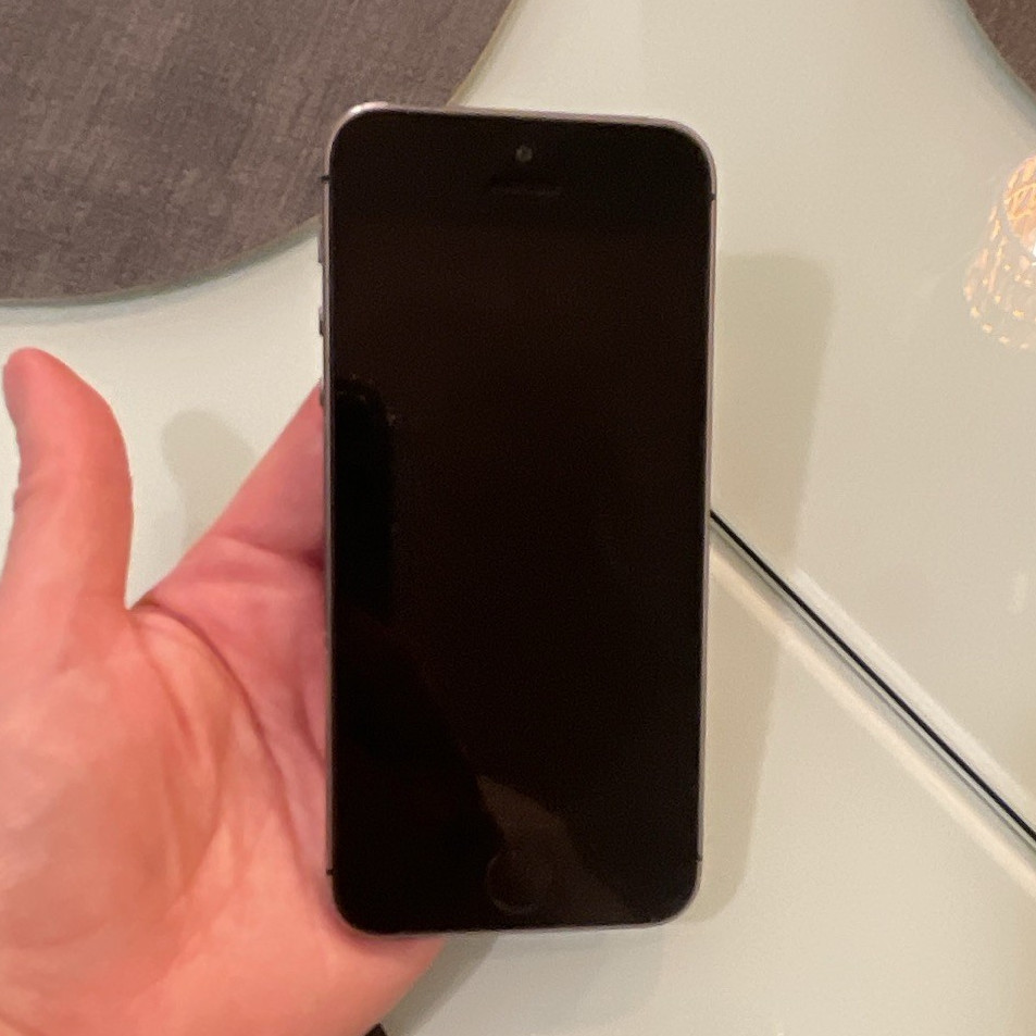 Apple iPhone 5s 32GB Smartphone, 8MP Camera, Space Gray /Black Great Condition!
