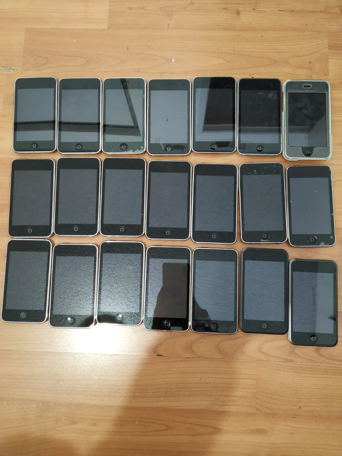 Lot of 21 Apple iPod Touch 1st, 2nd, 3rd,32GB(3pcs)16GB(3pcs)8GB(15pcs)for parts