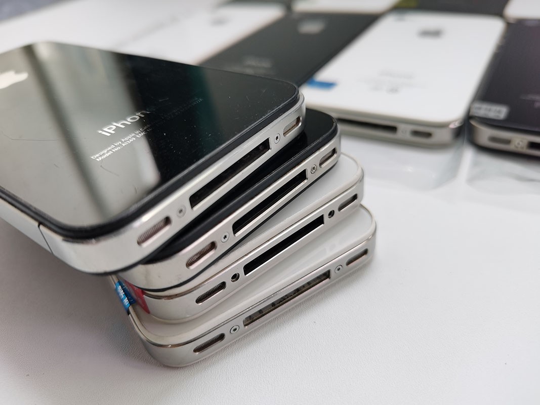 Apple iPhone 4 4s Unlocked White/Black 8 / 16 / 32 GB Tested Fully working