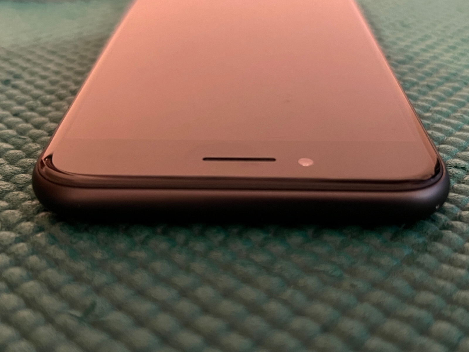 Apple iPhone 8 – 64GB – Space Gray (Unlocked) A1863 (CDMA + GSM)