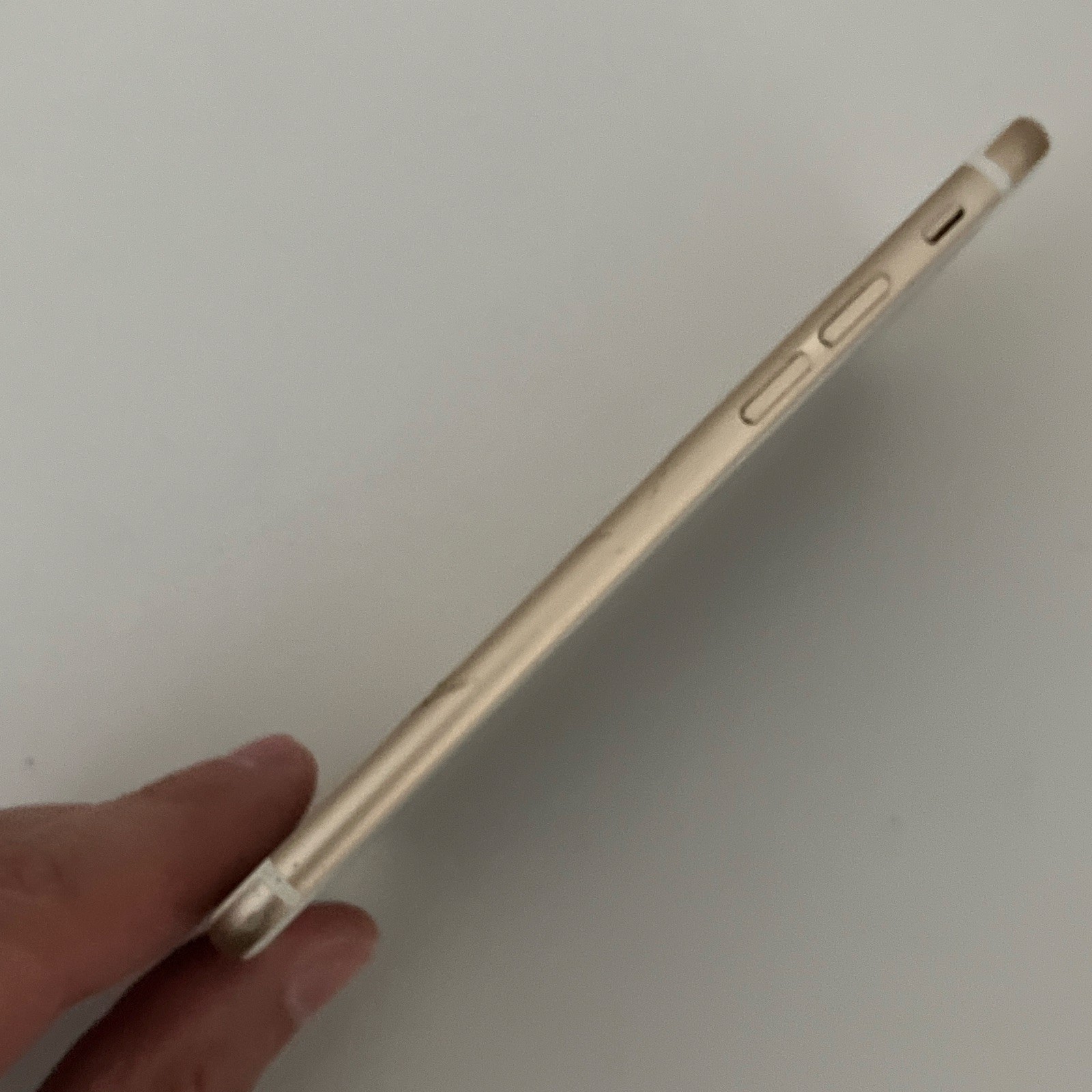 Apple iPhone 6 16GB Gold Unlocked iOS 4.7in GSM 4G Wi-Fi Bluetooth