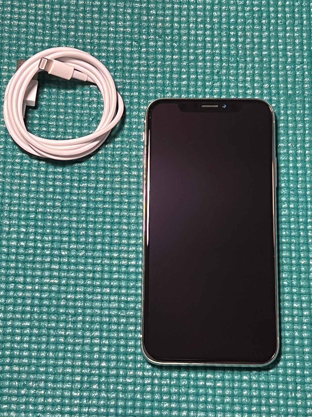 Apple iPhone X – 256GB – Silver (Unlocked) A1865 (CDMA + GSM)