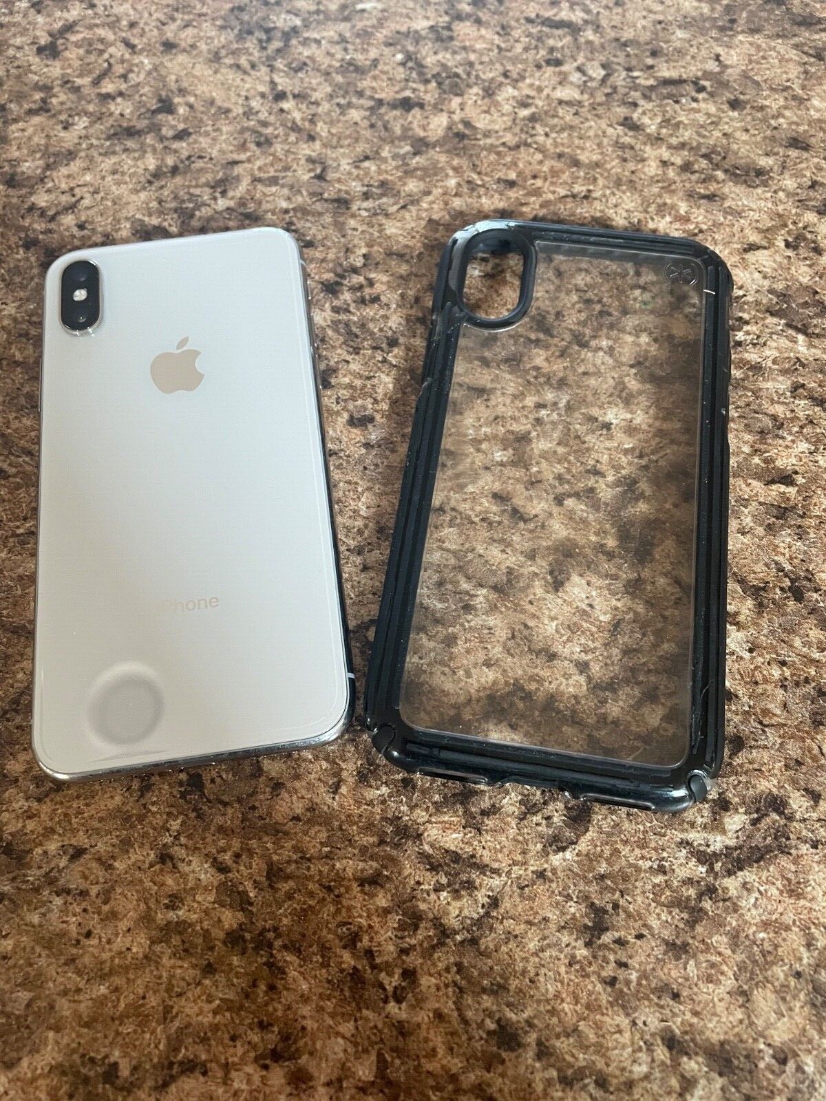 Apple iPhone X – 256GB – White (Verizon) A1865 (CDMA + GSM)