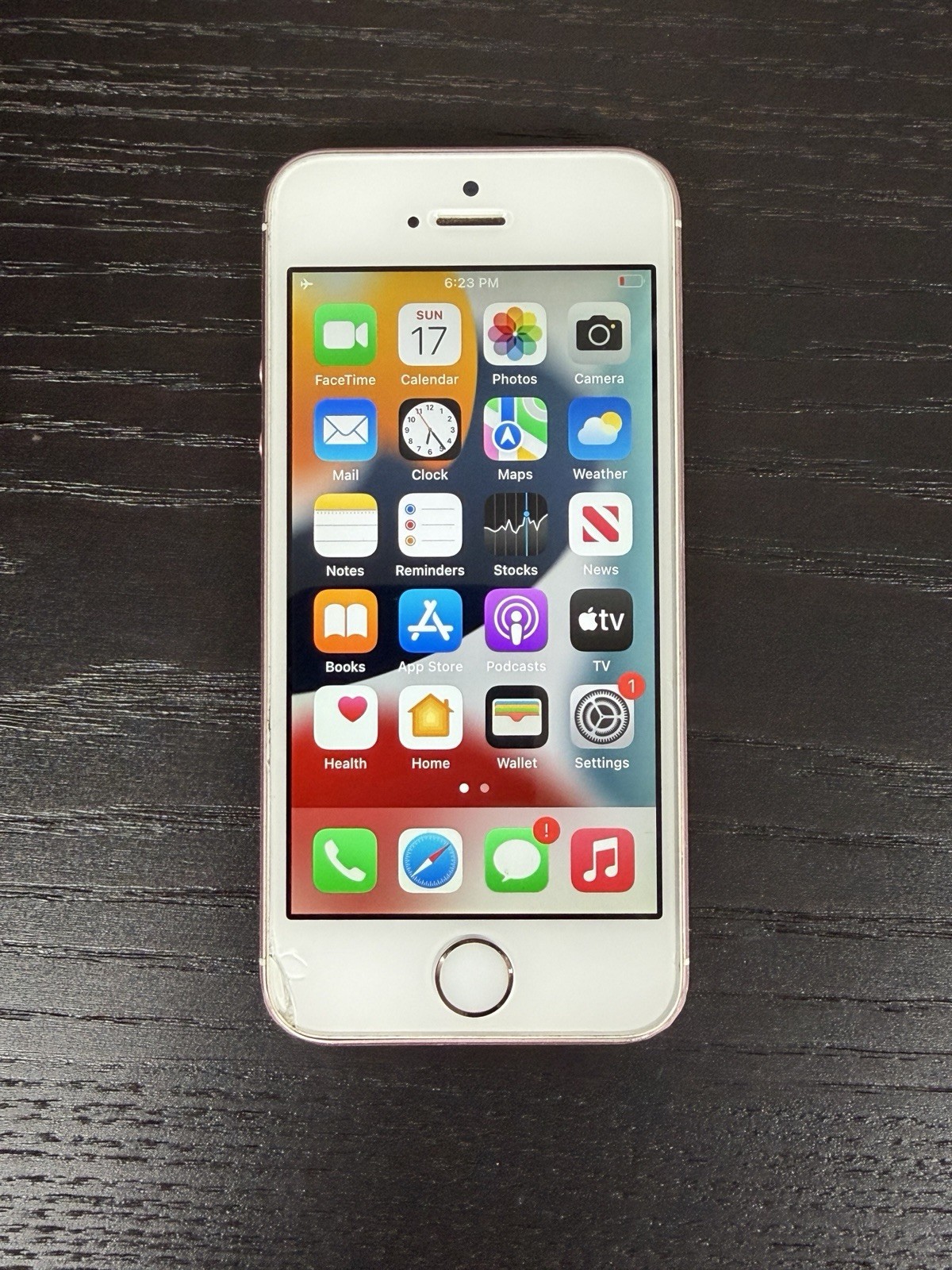 Apple iPhone SE 64GB Unlocked 90% Battery Health A1662