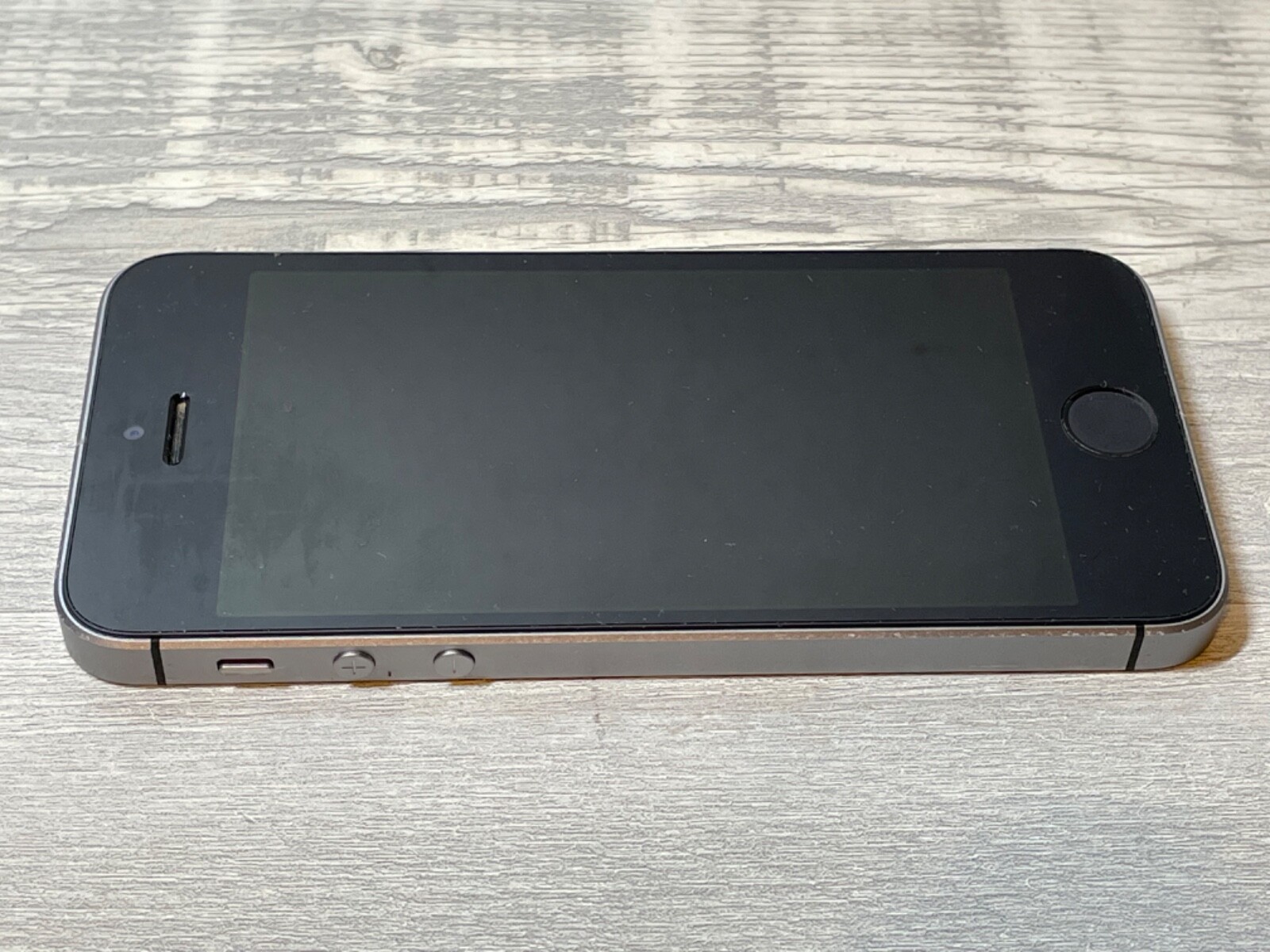 Apple iPhone SE 1st Gen. – 16/32/64/128GB – ALL COLORS Unlocked/AT&T/T-Mobile