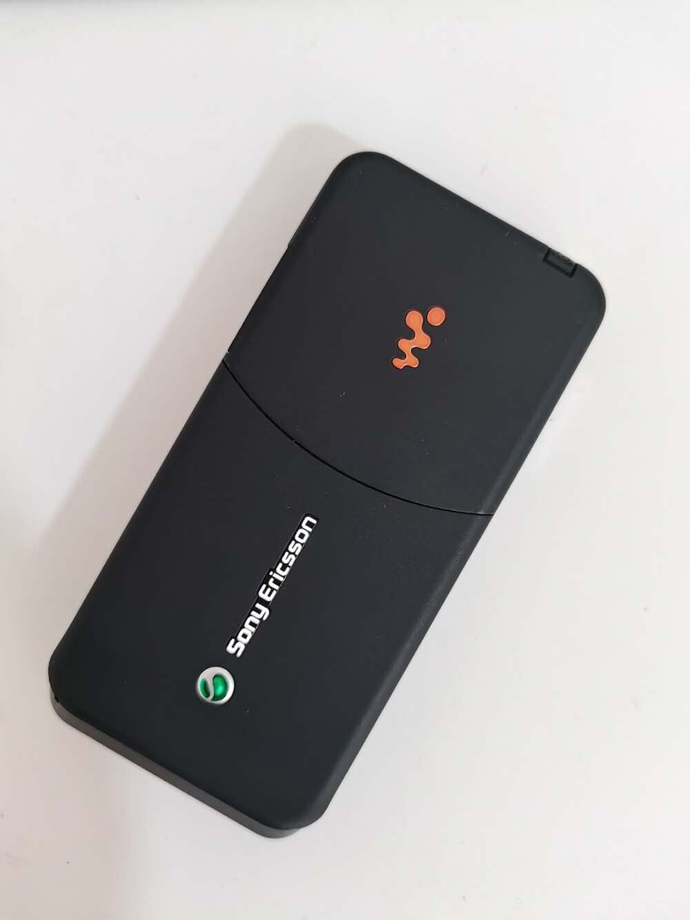 (Unlocked) Sony Ericsson Walkman W580i – 2G Cellular Phone Good for collector