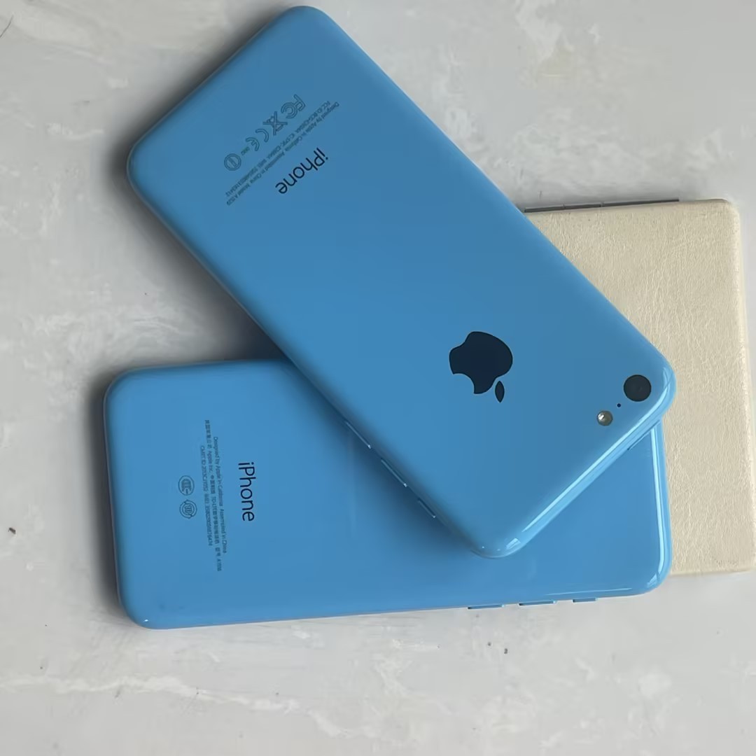 Apple iPhone 5c (Unlocked) New Battery – 8 GB / 16 GB / 32GB – Blue Charge Cord