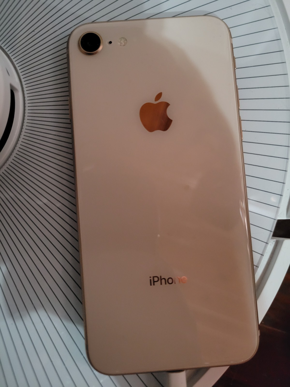 Apple iPhone 8 – 64 GB – Gold (Unlocked) 93% Battery Capacity Otterbox Included