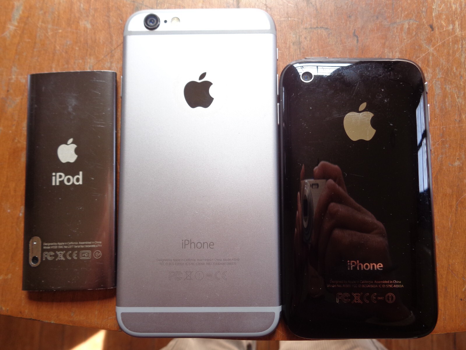 3 Lot: Apple iPhone A1549 + A1303 & Ipod Touch A1320