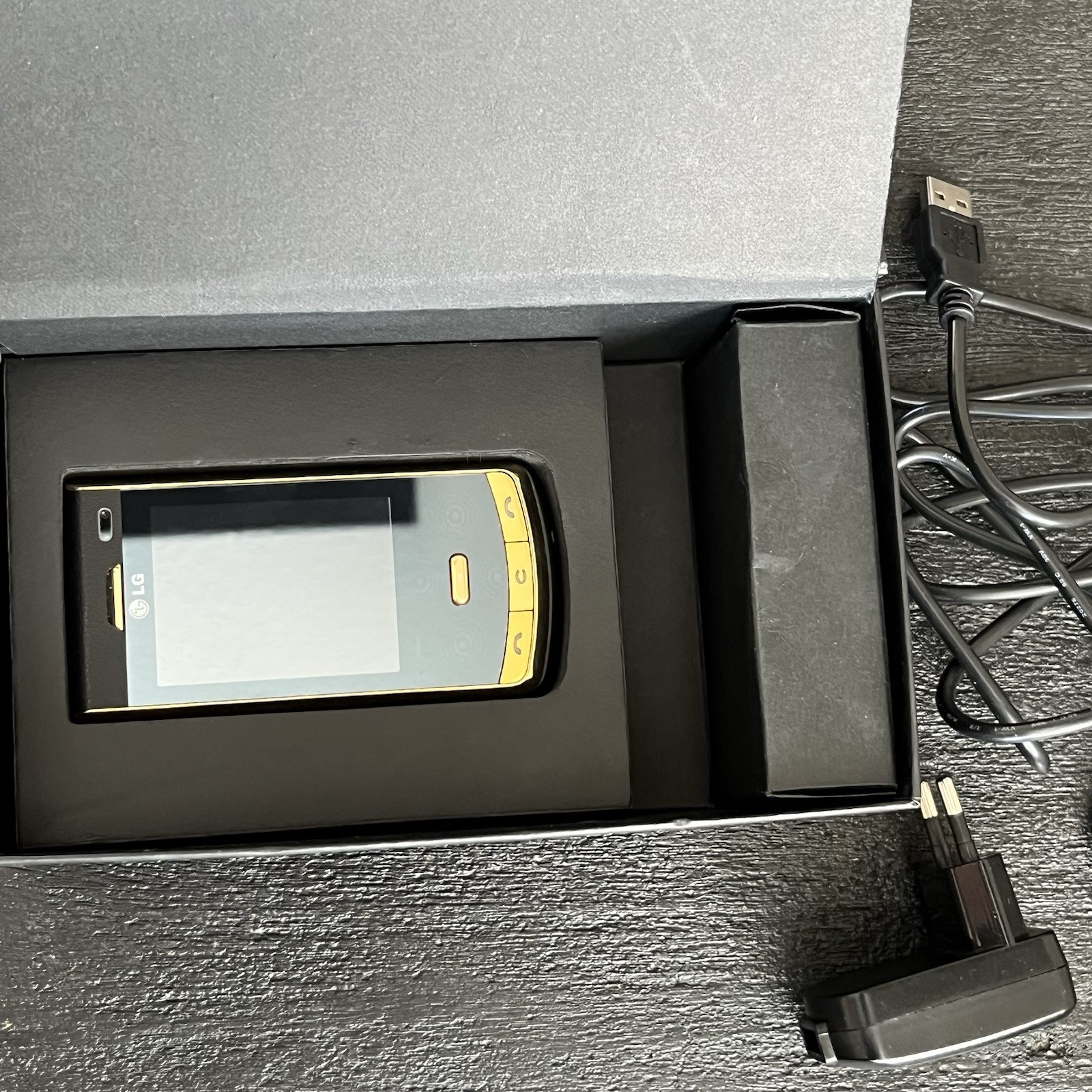 LG KF750 Secret Gold edition complete in box