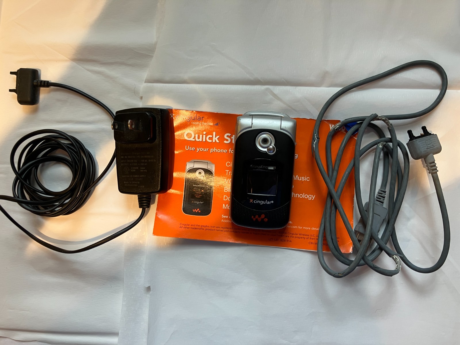 Sony Ericsson W300i Walkman Cingular Flip Phone Bundle – For Parts or Repair