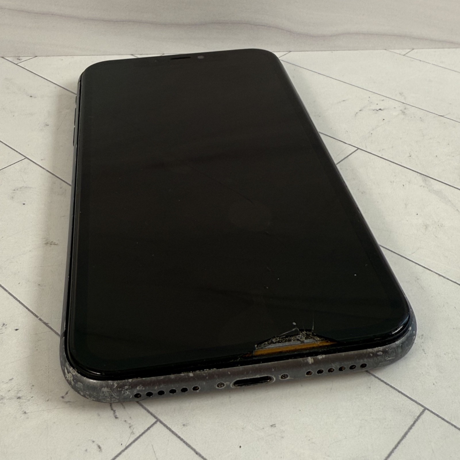 Cracked Screen LCD Apple iPhone 11 128 GB Unlocked Black A2111 #A51
